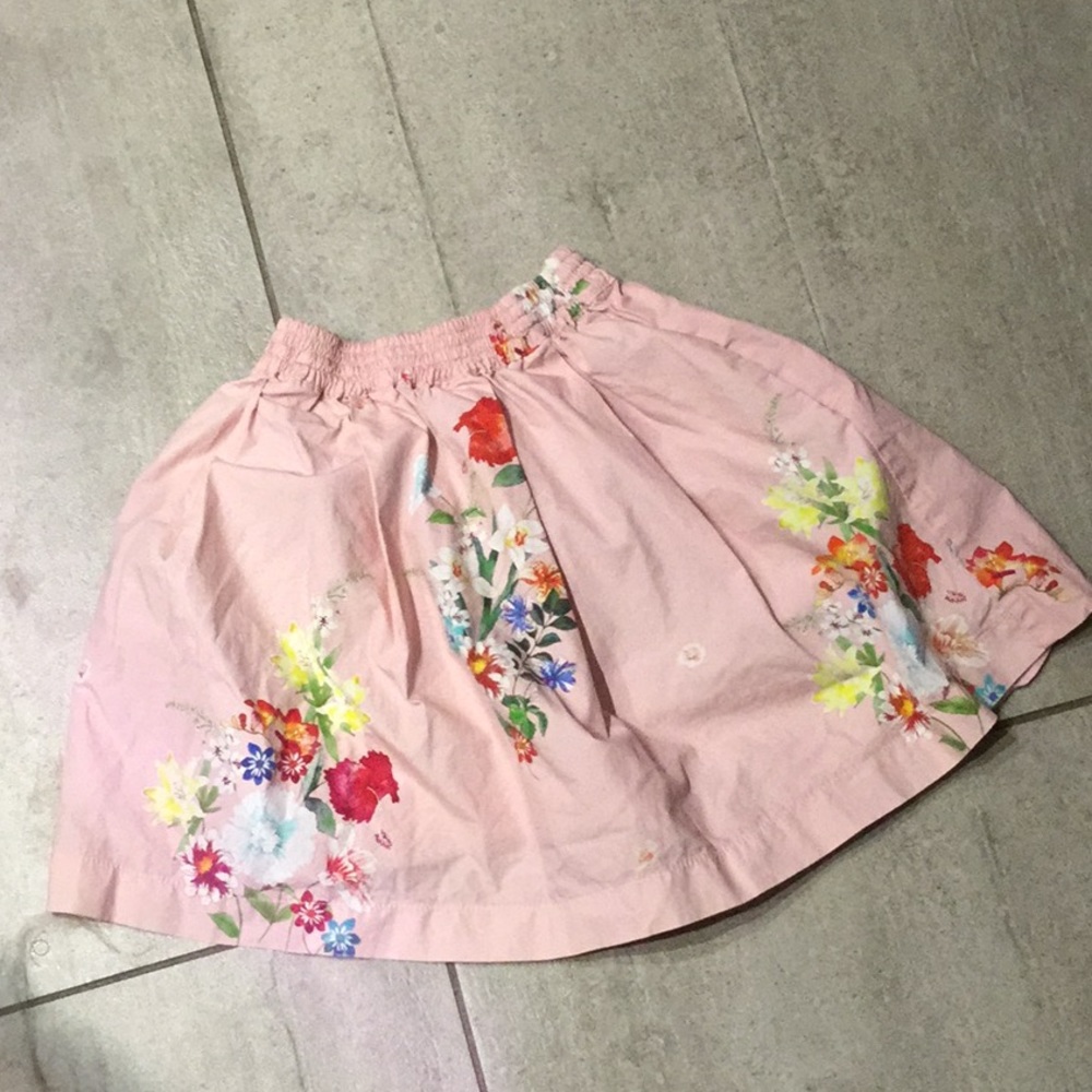 I am selling a Zara kids skirt
